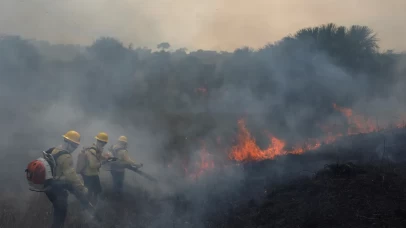 Brigadistas do Ibama tentam controlar fotos de queimada durante incêndio na Amazônia, em Apuí, no estado do Amazonas (foto de setembro de 2021). — Foto: REUTERS/Bruno Kelly/File Photo/File Photo/File Photo